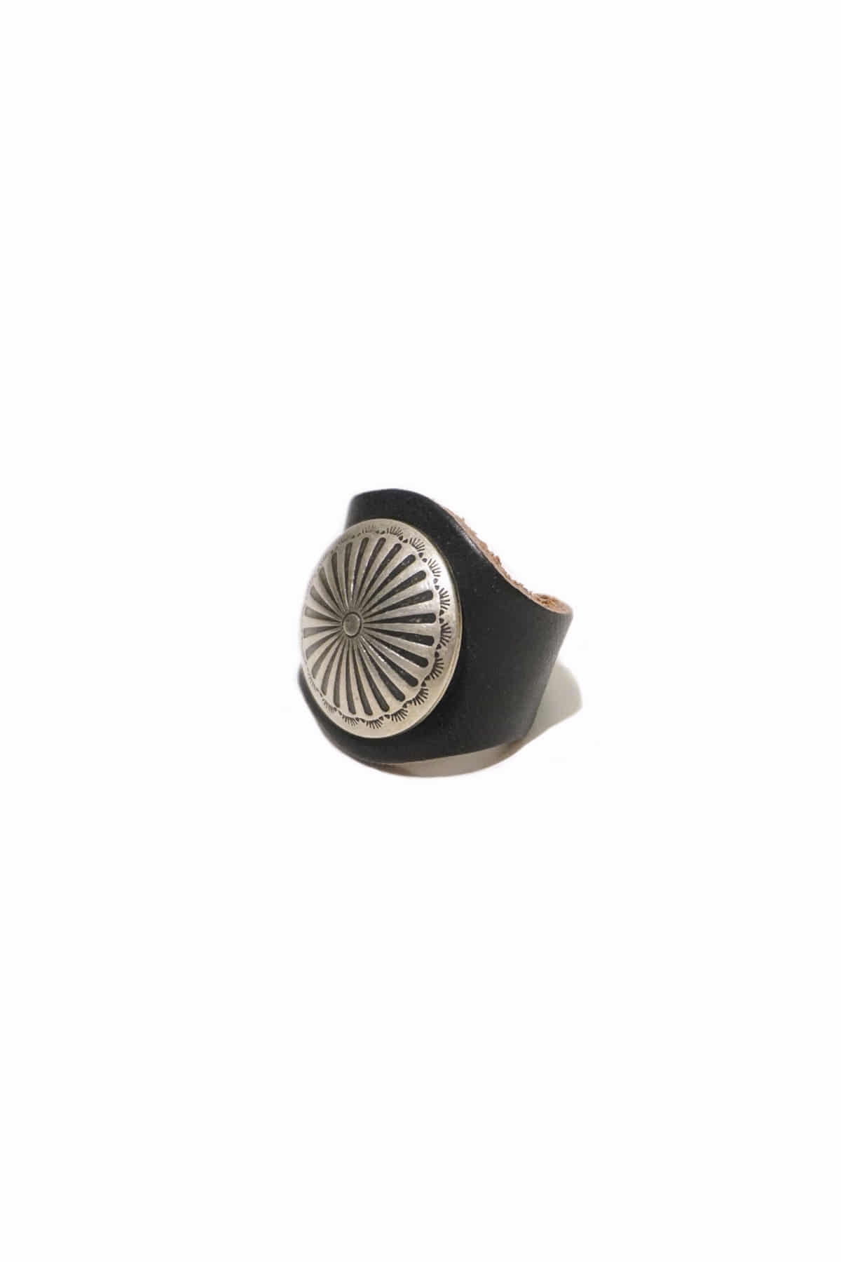 [YUKETEN] Leather Ring with Concho - Black Needlepoint